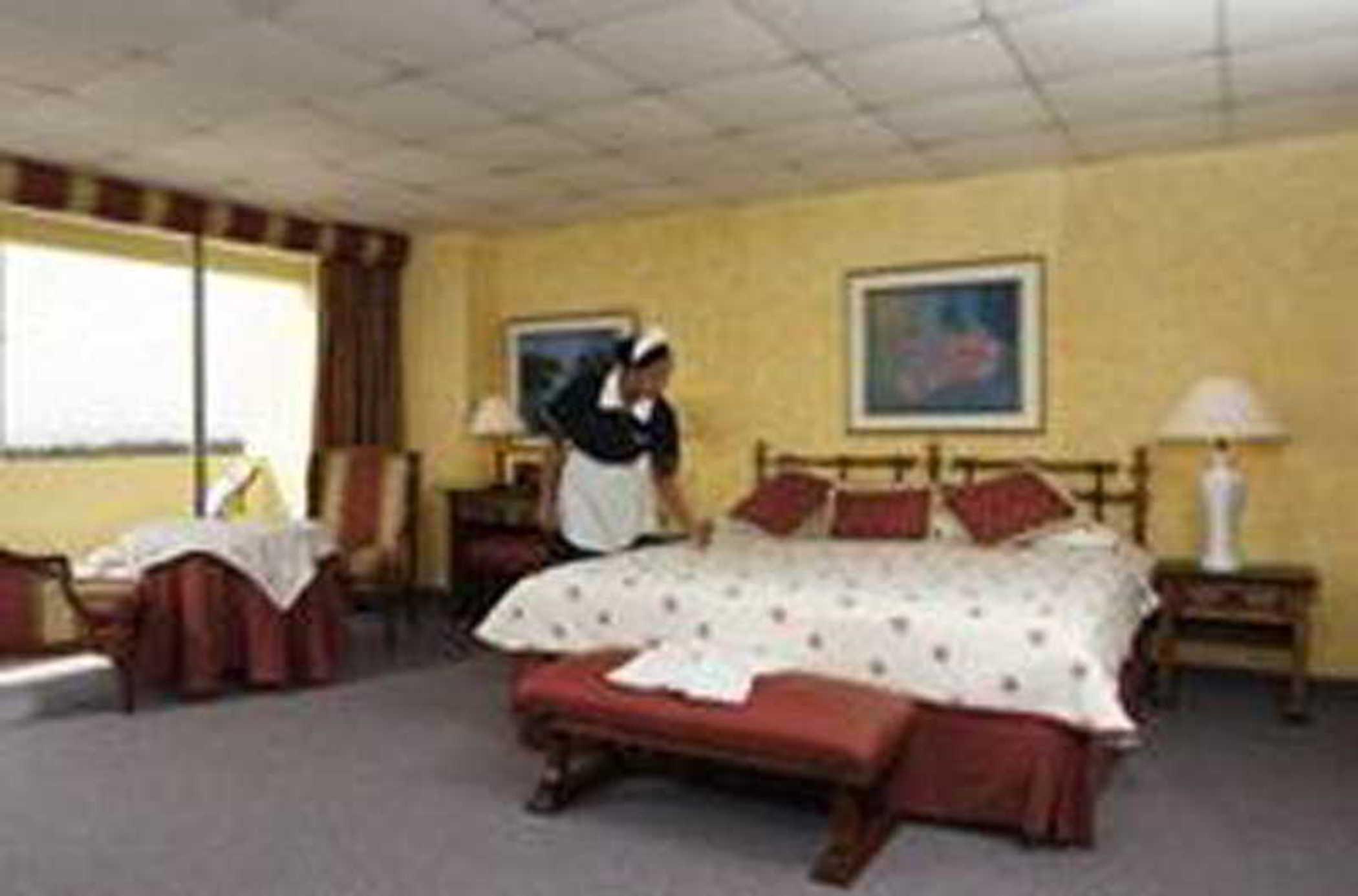 Dominican Fiesta Hotel Santo Domingo Pokój zdjęcie A chambermaid making a bed