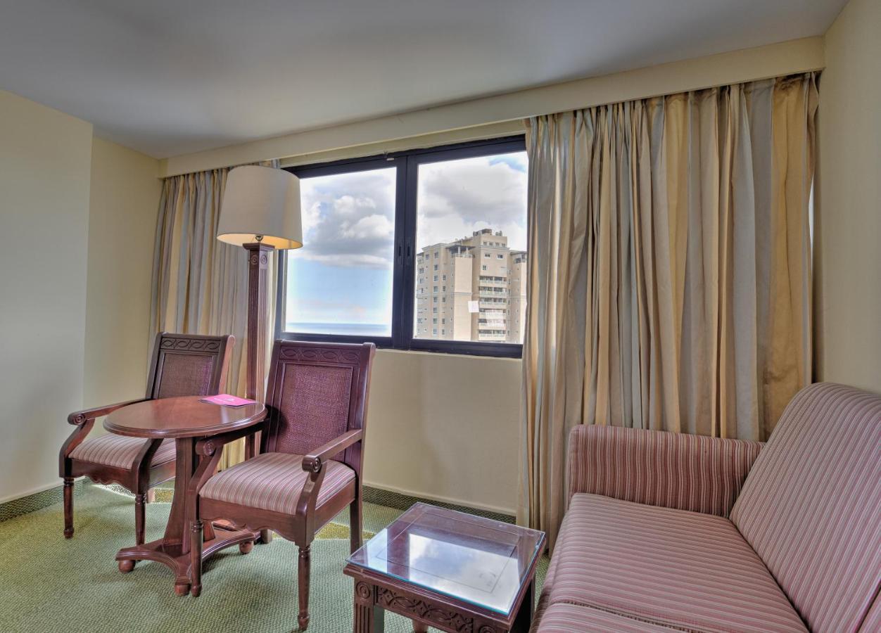 Dominican Fiesta Hotel Santo Domingo Zewnętrze zdjęcie A living room at the Hilton San Francisco